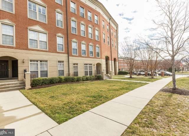 Property at 7921 Crescent Park Dr, Gainesville, VA 20155, 2 beds, 2.5 baths