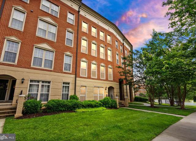 Property at 7921 Crescent Park Dr, Gainesville, VA 20155, 2 beds, 2.5 baths