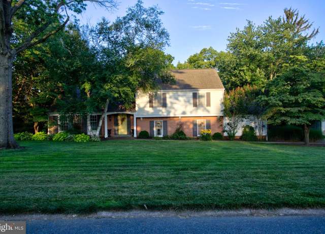 Property at 1354 Country Club Dr, Lancaster, PA 17601, 4 beds, 2.5 baths