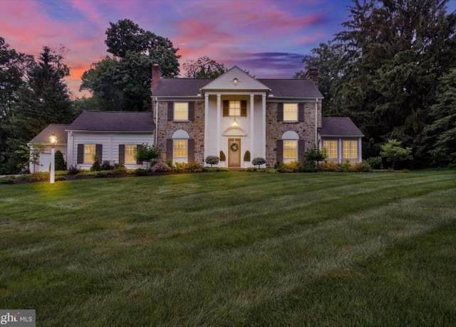Property at 160 Edgewood Dr, York, PA 17403, 5 beds, 3.5 baths