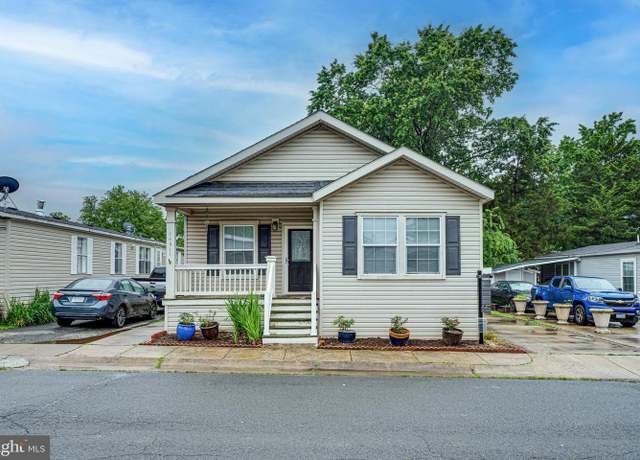 Property at 14511 Lake Central Dr, Chantilly, VA 20151, 3 beds, 2 baths