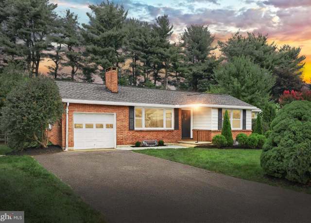 Property at 2433 Crystal Ln, York, PA 17402, 3 beds, 2 baths