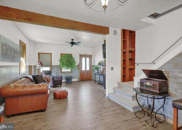 Property at 1404 Elm St, Lebanon, PA 17042, 2 beds, 1 bath