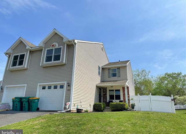 Property at 584 Meadow Ln, Pennsburg, PA 18073, 3 beds, 2.5 baths