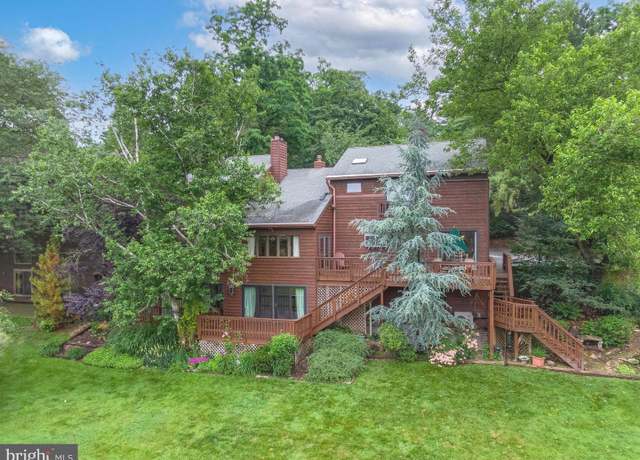 Property at 16 Golfview Ln, Reading, PA 19606, 4 beds, 3.5 baths