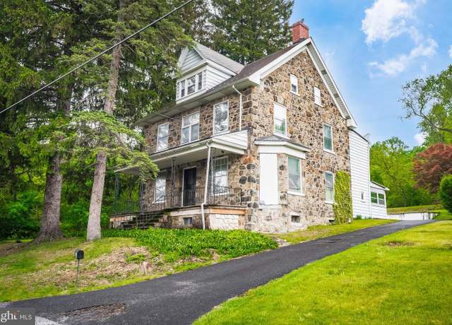 Property at 1050 Moravia St, Fountain Hill, PA 18015, 8 beds, 2.5 baths
