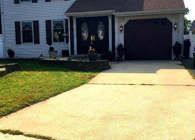 Property at 17 Belmont Ct, Sicklerville, NJ 08081, 3 beds, 2.5 baths