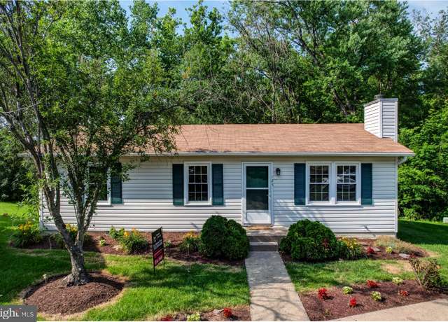 Property at 125 Oak View Dr SE, Leesburg, VA 20175, 4 beds, 2 baths