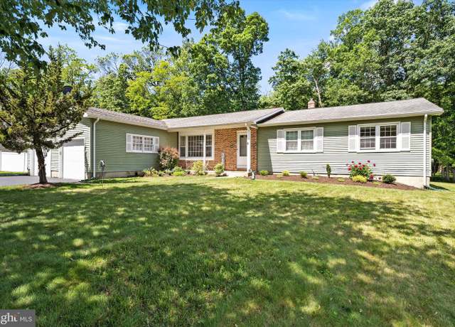 Property at 8 Crestwood Dr, Hamilton, NJ 08690, 3 beds, 2 baths