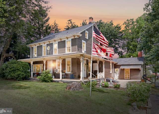 Property at 221 Cherry St, York, PA 17402, 4 beds, 2 baths