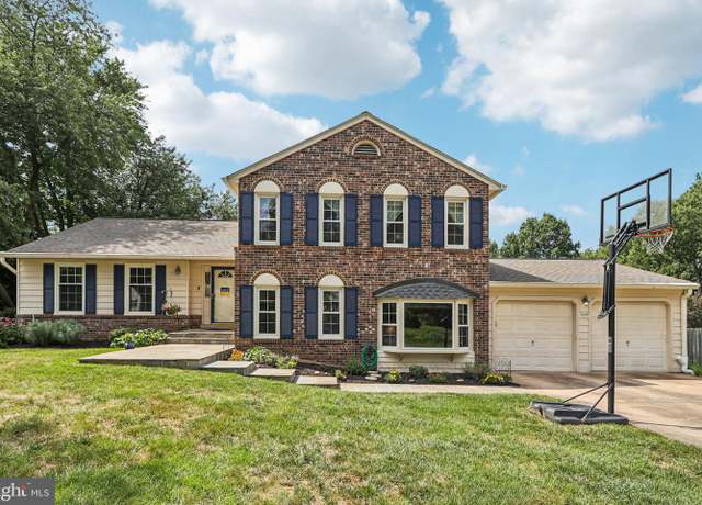 Property at 2237 Loch Lomond Dr, Vienna, VA 22181, 4 beds, 2.5 baths