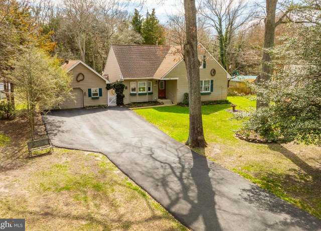 Property at 19 Lomurno Ln, Cape May Court House, NJ 08210, 5 beds, 2 baths
