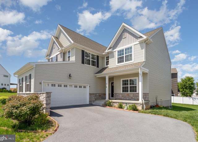 Property at 586 Stockdale Dr, Lancaster, PA 17601, 5 beds, 2.5 baths