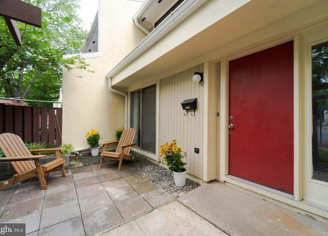 Property at 2221 Southgate Sq, Reston, VA 20191, 3 beds, 1.5 baths