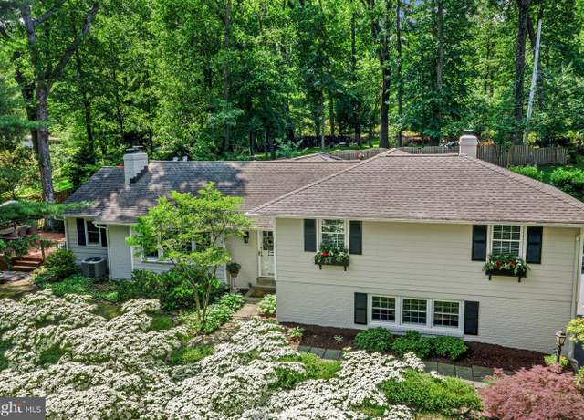 Property at 420 Saunders Dr, Wayne, PA 19087, 4 beds, 2.5 baths