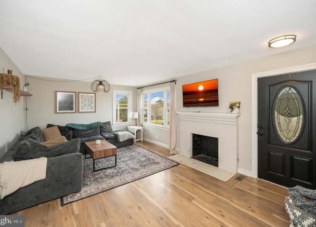 Property at 522 White Oak Rd, Fredericksburg, VA 22405, 3 beds, 2 baths