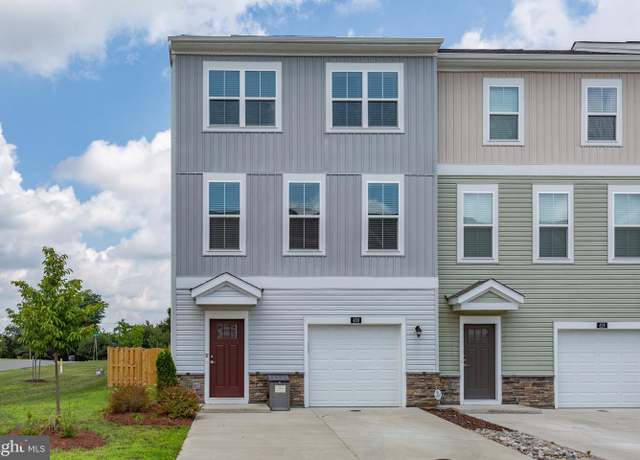 Property at 430 Snowberry Ln, Fredericksburg, VA 22405, 4 beds, 3 baths