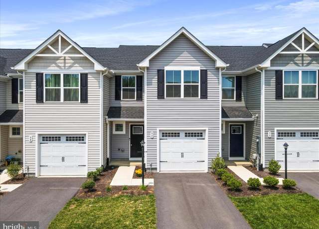 Property at 94 Calais Pl, Hedgesville, WV 25427, 3 beds, 2.5 baths