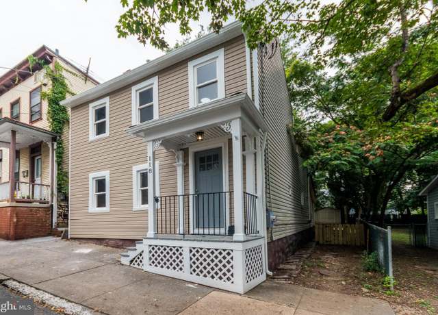 Property at 118 E Monmouth St, Winchester, VA 22601, 4 beds, 1.5 baths