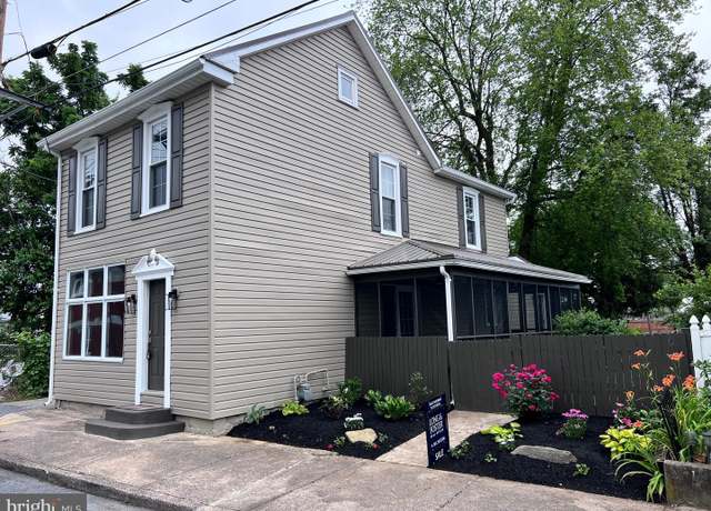 Property at 122 West North St, Waynesboro, PA 17268, 4 beds, 2 baths