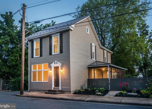 Property at 122 West North St, Waynesboro, PA 17268, 4 beds, 2 baths