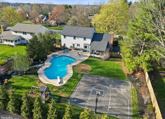Property at 442 Wetherburn Dr, Lancaster, PA 17601, 4 beds, 2.5 baths
