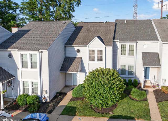 Property at 10 Maple Dr, Conshohocken, PA 19428, 3 beds, 2.5 baths