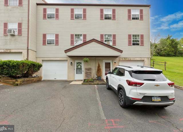 Property at 10 Berger Ln, Schwenksville, PA 19473, 3 beds, 1.5 baths