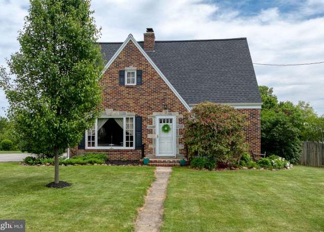 Property at 44 W Pennsylvania Ave, Stewartstown, PA 17363, 2 beds, 2 baths