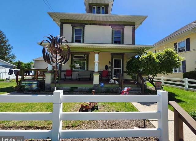 Property at 426 E Franklin St, Slatington, PA 18080, 3 beds, 1.5 baths