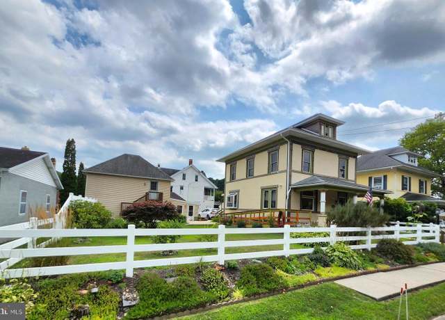 Property at 426 E Franklin St, Slatington, PA 18080, 3 beds, 1.5 baths