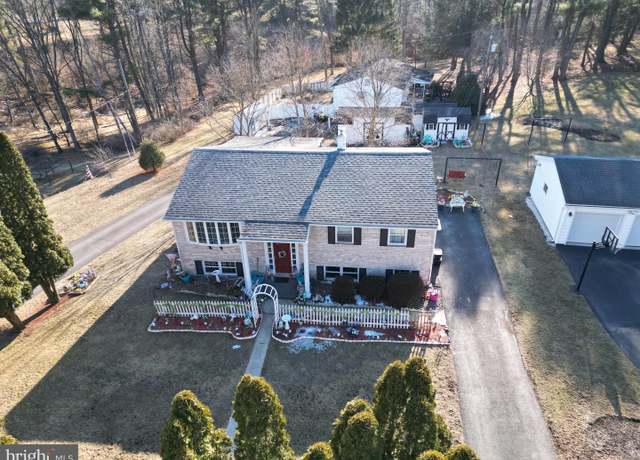 Property at 19 Coal St, Pottsville, PA 17901, 5 beds, 1.5 baths
