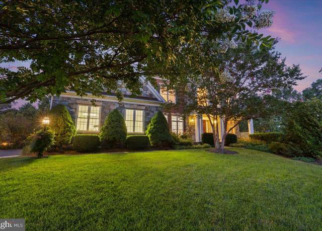 Property at 25778 Tullow Pl, Chantilly, VA 20152, 4 beds, 4.5 baths
