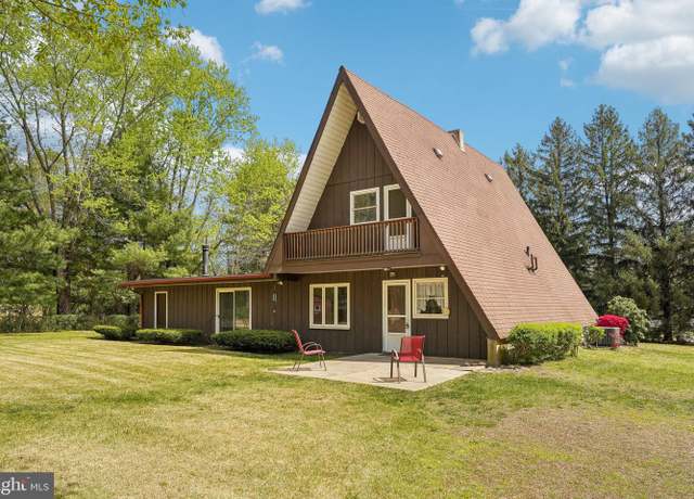 Property at 2 Oakview Dr, Berlin, NJ 08009, 3 beds, 2 baths