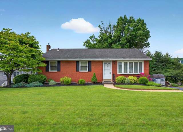 Property at 60 Mountain Blvd, Wernersville, PA 19565, 3 beds, 1.5 baths