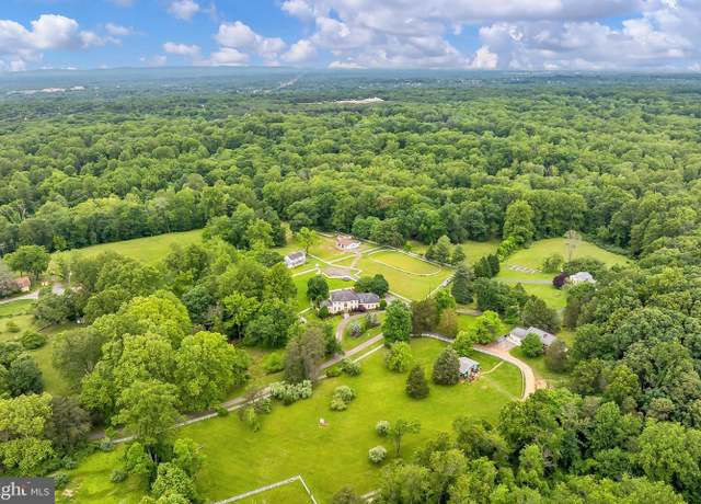 Property at 13310 Compton Rd, Clifton, VA 20124, 5 beds, 4.5 baths