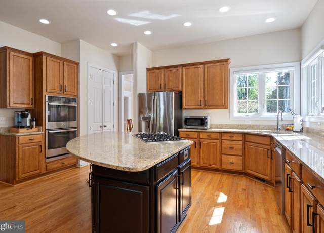 Property at 14520 Chamberry Cir, Haymarket, VA 20169, 5 beds, 4.5 baths