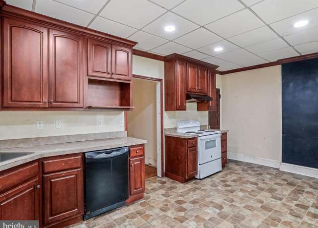Property at 307 Summit Ave, Hagerstown, MD 21740, 5 beds, 1 bath