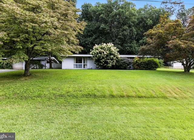 Property at 831 Marvell Dr, York, PA 17402, 3 beds, 2 baths