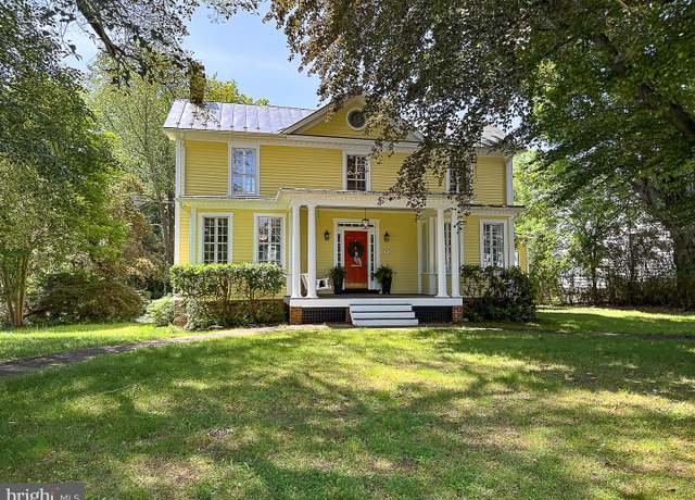 Property at 19 E Loudoun St, Round Hill, VA 20141, 4 beds, 3.5 baths