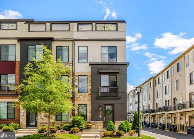 Property at 4819 Garden View Ln, Chantilly, VA 20151, 3 beds, 3.5 baths