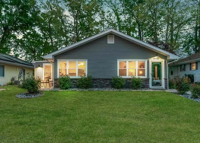 Property at 8 Poplar Ave, Hammonton, NJ 08037, 2 beds, 1.5 baths