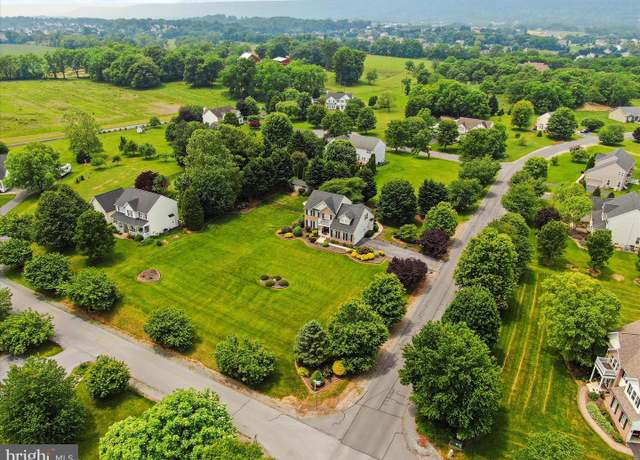 Property at 20 Cobblestone Ct, Martinsburg, WV 25403, 5 beds, 3.5 baths