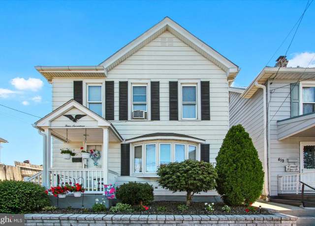 Property at 417 Fairview Ave W, Waynesboro, PA 17268, 3 beds, 2.5 baths