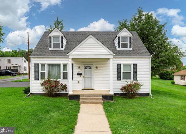 Property at 220 Mechanic St, Luray, VA 22835, 3 beds, 2 baths
