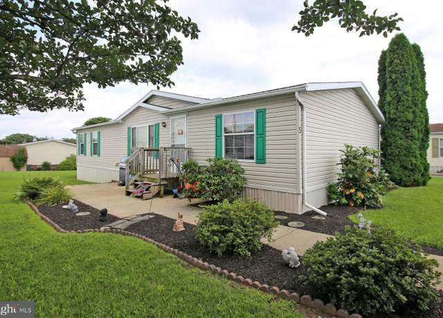 Property at 5 Pine St, Fredericksburg, PA 17026, 3 beds, 2 baths