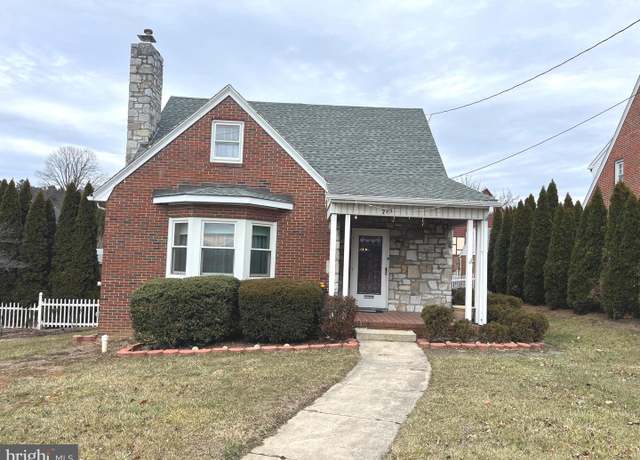 Property at 715 Main St, Waynesboro, PA 17268, 5 beds, 2 baths