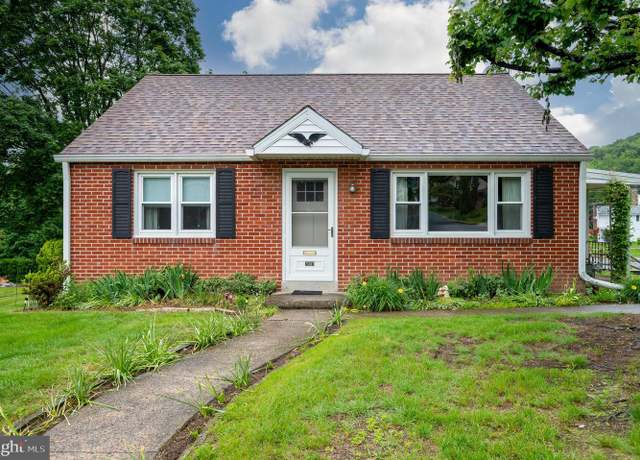 Property at 2007 Myrtle St, Reading, PA 19605, 4 beds, 1.5 baths