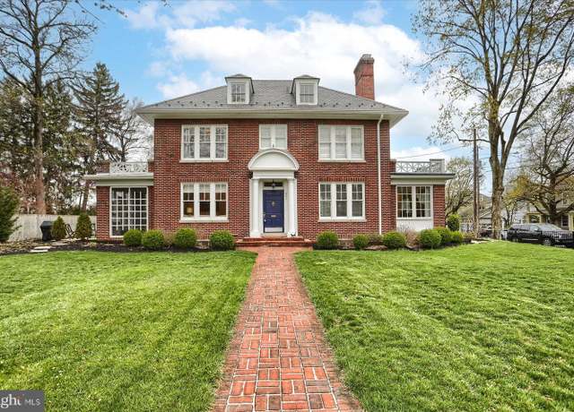 Property at 431 S College St, Carlisle, PA 17013, 4 beds, 2.5 baths