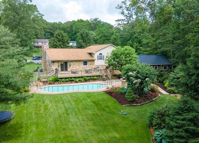 Property at 5210 Honeysuckle Ln, New Holland, PA 17557, 3 beds, 1.5 baths